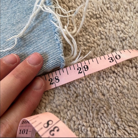 SOLD 🛑 Woman Levis denim jeans distressed - Picture 8 of 8